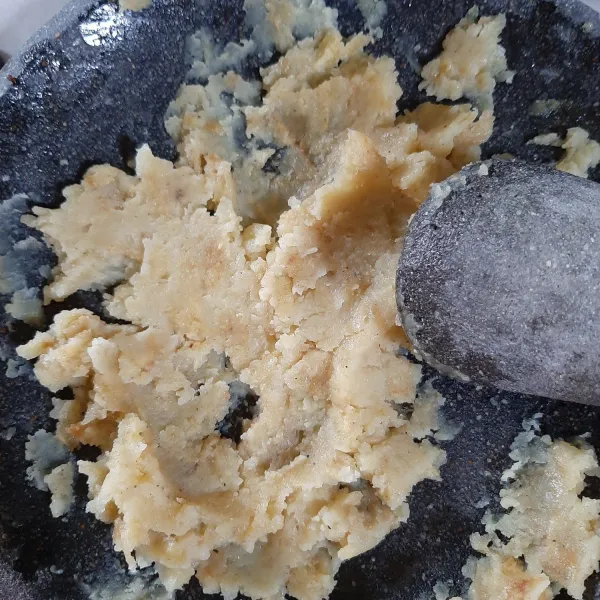 Haluskan kentang goreng saat masih panas, sisihkan.