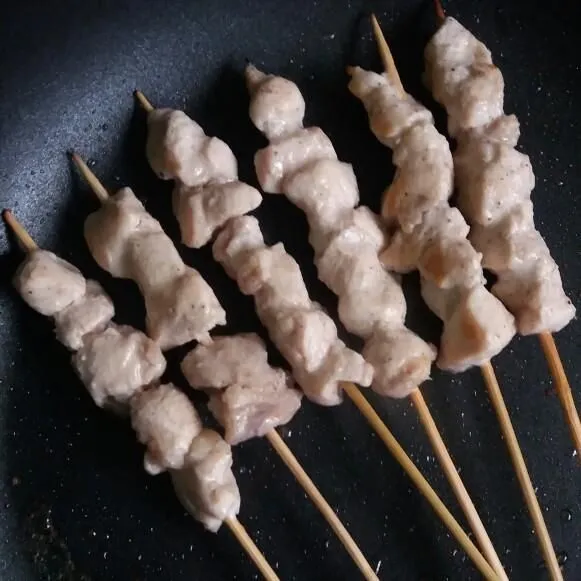 Panggang sate ayam hingga matang.