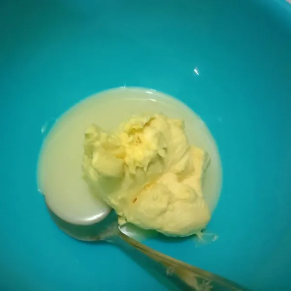 Aduk susu cair bersama margarin hingga tercampur.