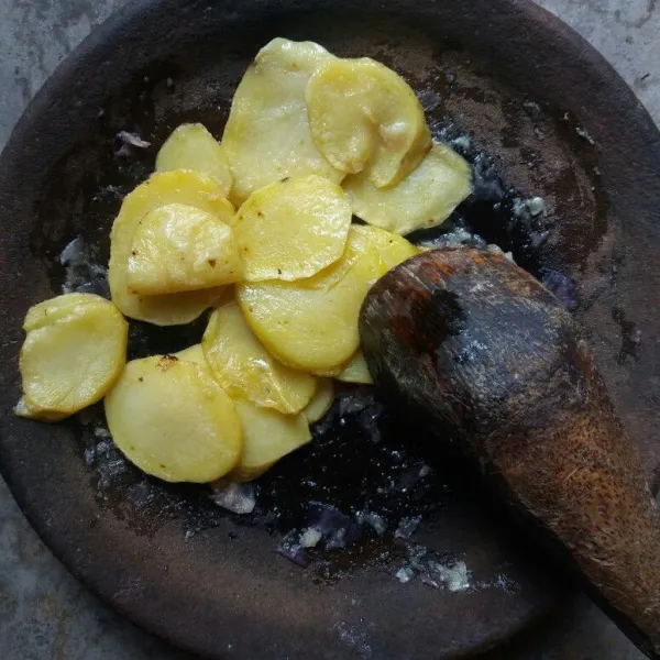 Tambahkan kentang ke dalam cobek kemudian ulek sampai halus.
