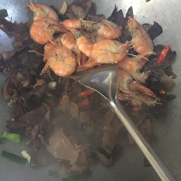 Masukkan udang. Angkat dan sajikan saat matang.