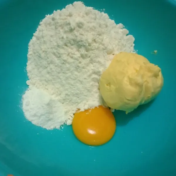 Siapkan kuning telur, gula halus, margarin, dan tepung terigu kemudian aduk sampai adonan tidak lengket di tangan.