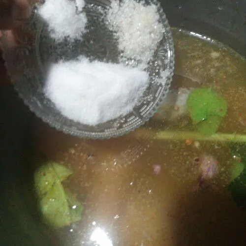 tambahkan bumbu lain seperti gula,garam,penyedap,ketumbar bubuk dan merica bubuk, masak hingga ayam empuk dan air tinggal sedikit