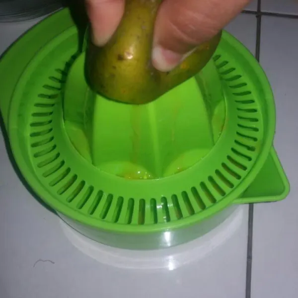 Belah jeruk dan peras airnya.