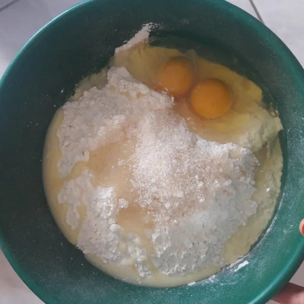 Campurkan tepung, telur dan gula, mixer sampai gula larut.