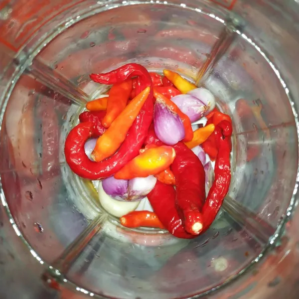 Blender bumbu bawang merah, bawang putih, cabe merah, dan cabe rawit hingga halus.