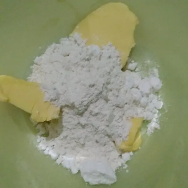 Topping kopi : Mixer margarin, gula halus, dan tepung terigu hingga pucat dan tercampur rata.