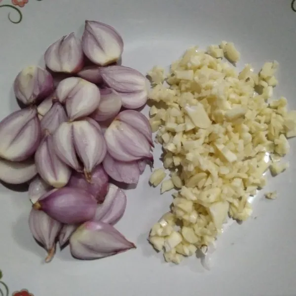 Iris-iris bawang merah dan cincang bawang putih.