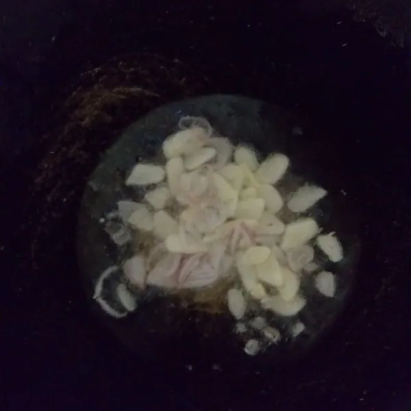 Panaskan minyak goreng, kemudian tumis bawang merah dan bawang putih hingga layu dan harum.