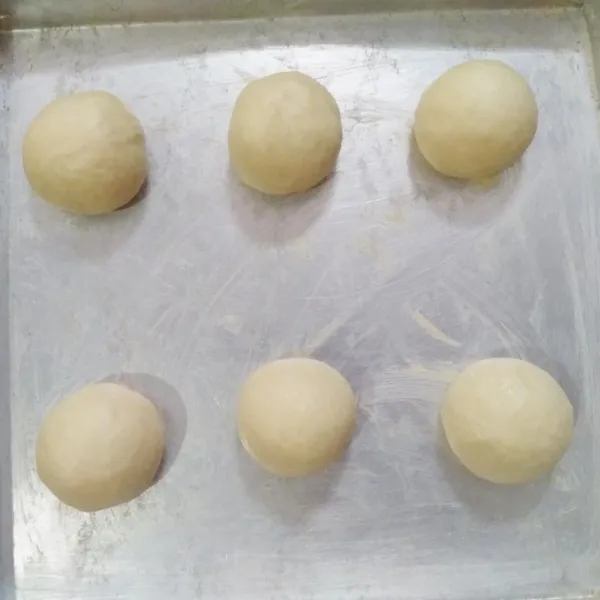 Tata bulatan roti diatas loyang yang sudah dioles margarin.