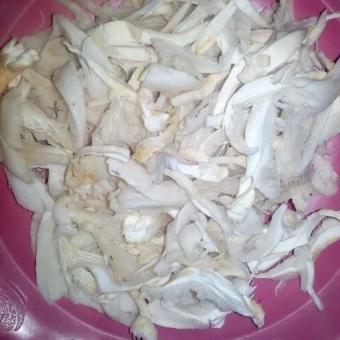 Suwir-suwir jamur tiram lalu sisihkan.