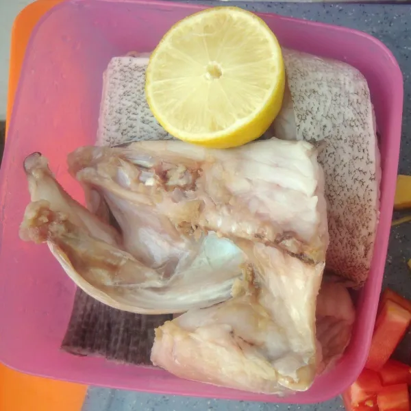 Seduh ikan sebentar dengan air panas untuk menghilangkan bau amis.