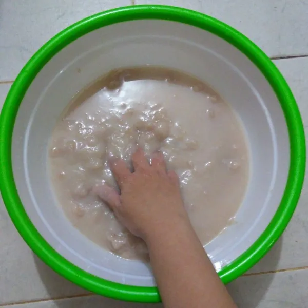 Aduk daging ikan tenggiri, air, dan putih telur hingga tercampur rata.