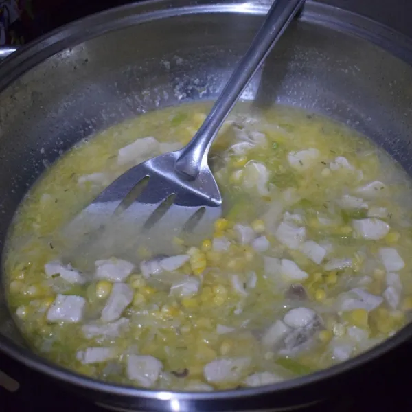 Sup jagung dan daging ayam siap disajikan.