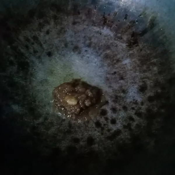 Panaskan minyak, tumis bumbu halus mie hingga harum.