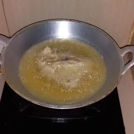 Goreng ayam ke dalam minyak panas dan penuh, goreng hingga keemasan.