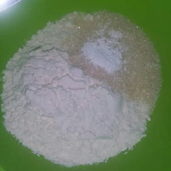 Siapkan wadah masukkan tepung terigu, gula pasir, dan baking powder. Aduk rata sampai tercampur.