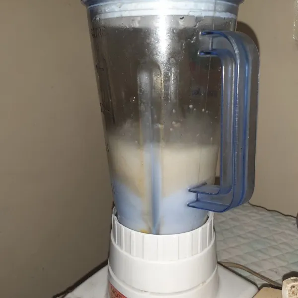 Haluskan kelapa dengan menggunakan blender. Lalu saring, ambil santannya.