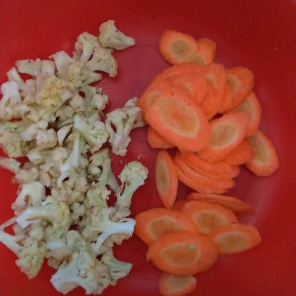 Potong dan cuci bersih wortel dan kembang kol.