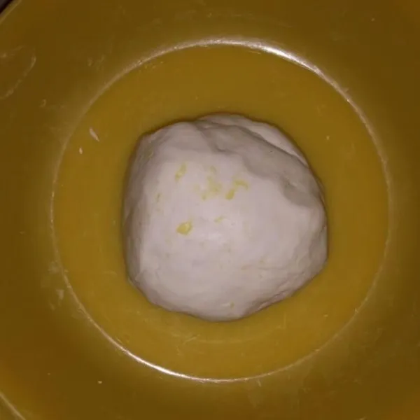 Campurkan semua bahan cireng. Tuang air panas sedikit demi sedikit sambil uleni hingga kalis. Hentikan menambah air jika adonan sudah dapat dibentuk.