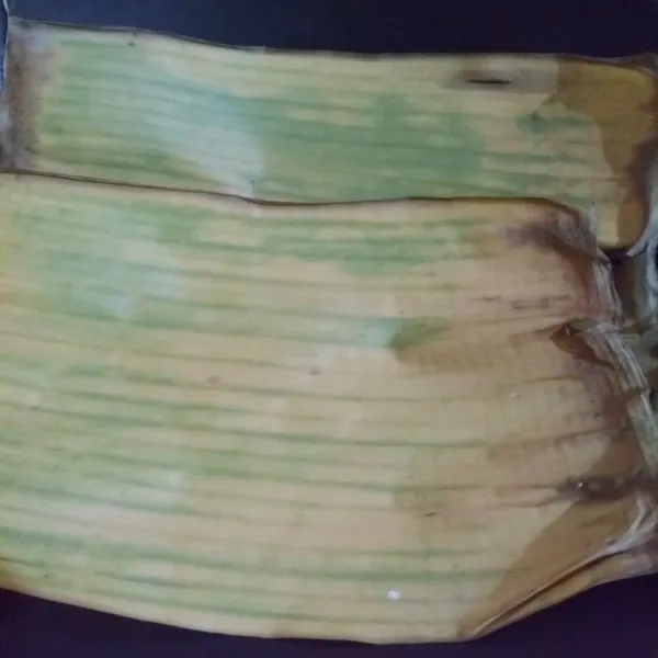 Tata 2 lembar daun pisang diatas wajan.