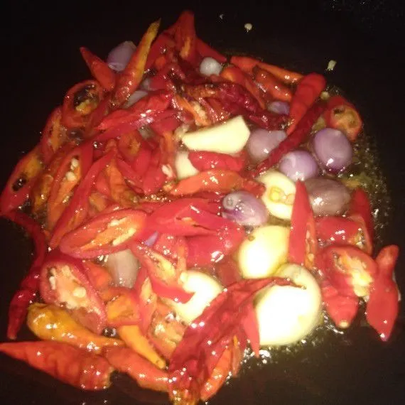 Goreng terlebih dahulu cabai merah, cabai rawit, cabai keriting, bawang merah, dan bawang putih sampai layu.