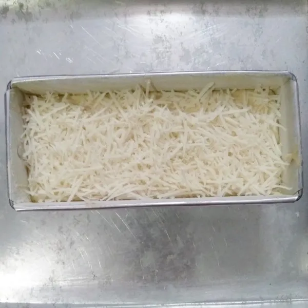 Tuangkan adonan ke dalam loyang yang sudah dioles margarin. Diamkan selama 1 jam, kemudian taburi dengan keju cheddar parut.