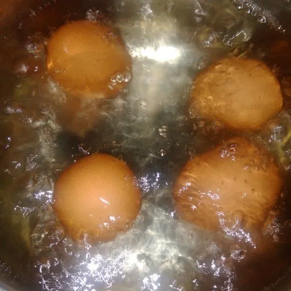 Rebus telur 5 menit, angkat tiriskan dan kupas kulitnya.