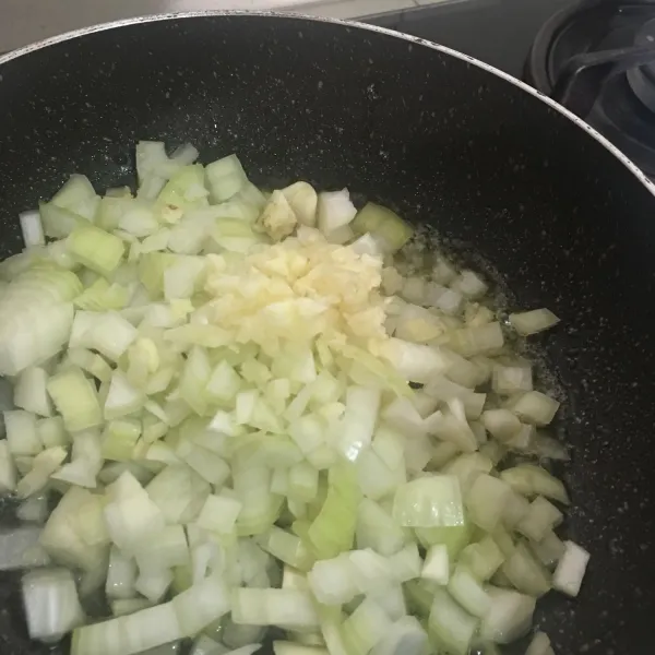 Masukkan bawang putih dan bawang bombay, oseng terus sampai harum.