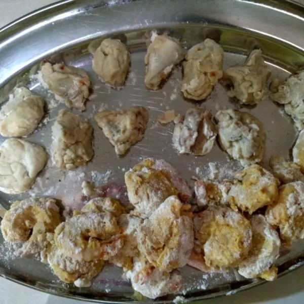 Setelah itu, masukkan ikan dan udang ke dalam bahan celupan, angkat,lalu masukkan ke dalam bahan kering. Baluri semua bagian seafood dengan tepung, kemudian sisihkan.