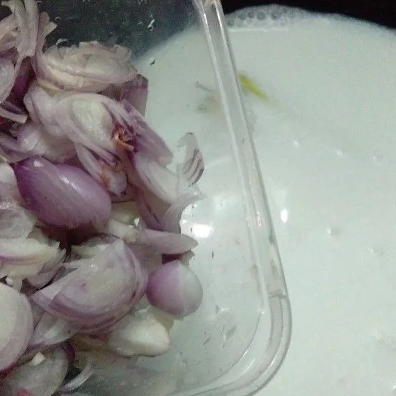 Kemudian masukkan bawang merah iris, kemudian rebus sampai mendidih.