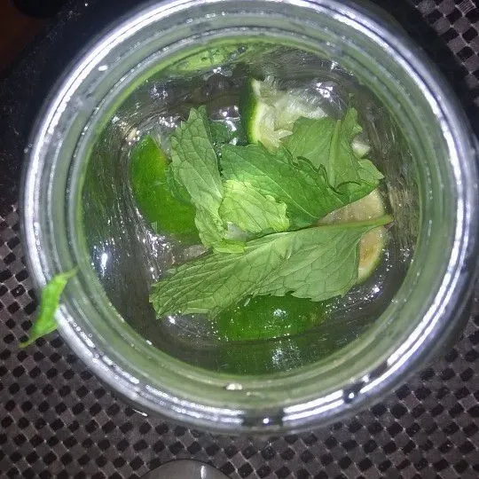 Lalu masukkan daun mint dan es batu ke dalam gelas.