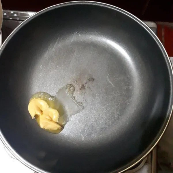 Siapkan teflon, masukkan margarin sebagai ganti minyak, panaskan dengan api sedang.