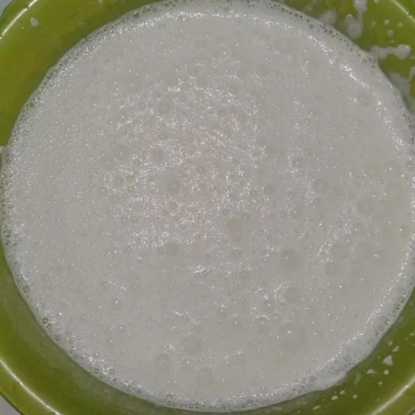 Masukkan air ke dalam adonan tadi.