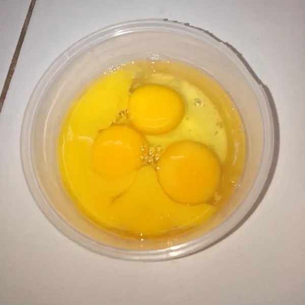 Pecahkan telur ke dalam mangkok lalu kocok.