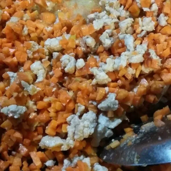 Panaskan minyak lalu tumis bumbu yang dihaluskan, setelah matang masukkan ayam, aduk hingga berubah warna. Masukkan wortel, aduk rata lalu masukkan air, beri garam, gula, dan merica sekitar 1/4 sdt. Koreksi rasa, biarkan hingga air habis, sisihkan terlebih dahulu.