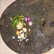 Giling bumbu rica-rica: bawang merah, bawang putih, cabai rawit, jahe, dan kunyit.