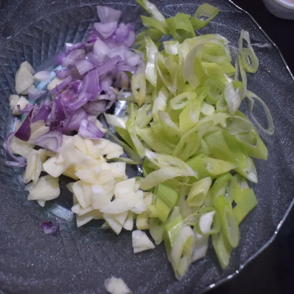 Potong dan cincang daun bawang, bawang merah, dan bawang putih.