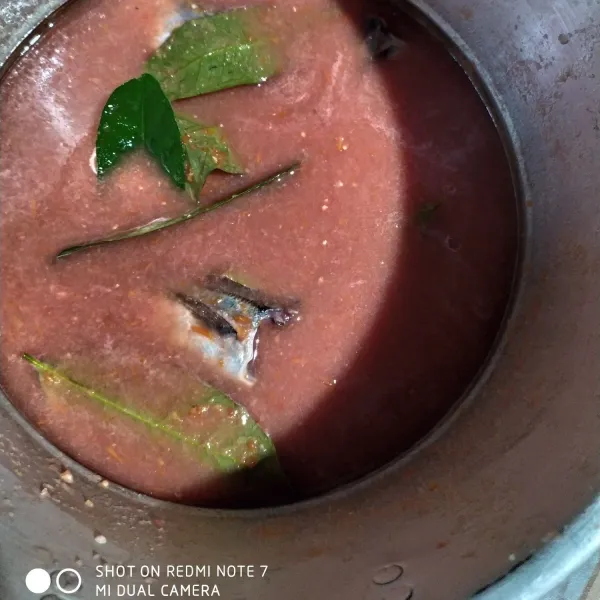 Masukkan ikan dan bumbu ke dalam panci presto. Masak hingga 45 menit lalu angkat saat matang.