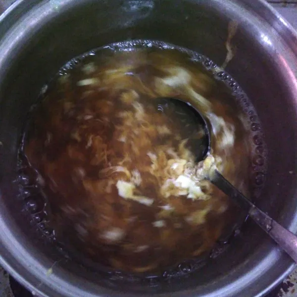 Kocok telur ayam, tuangkan perlahan menggunakan garpu, lalu diaduk.