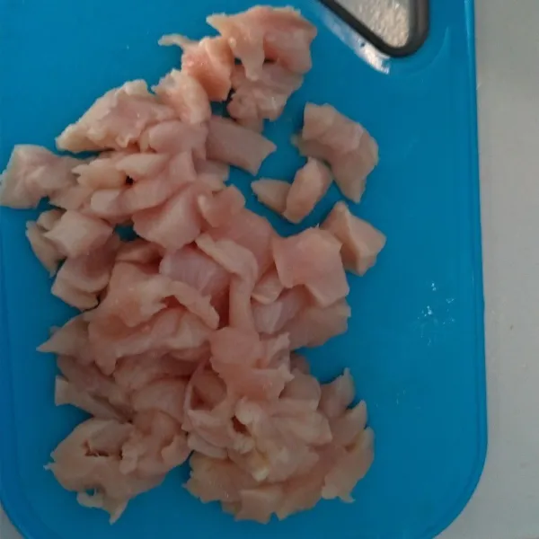 Potong dadu ayam.