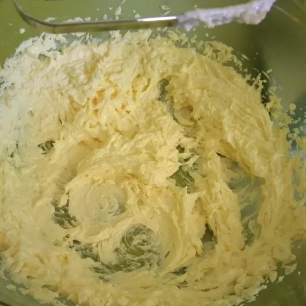 Mixer gula, kuning telur, dan butter kurang lebih 1 menit