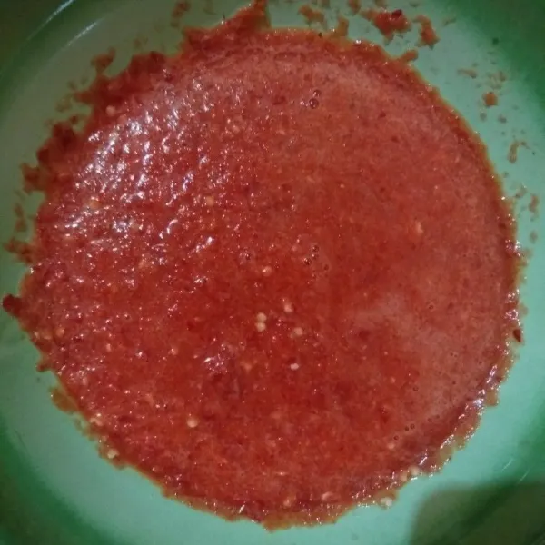 Haluskan bumbu halus dengan blender.