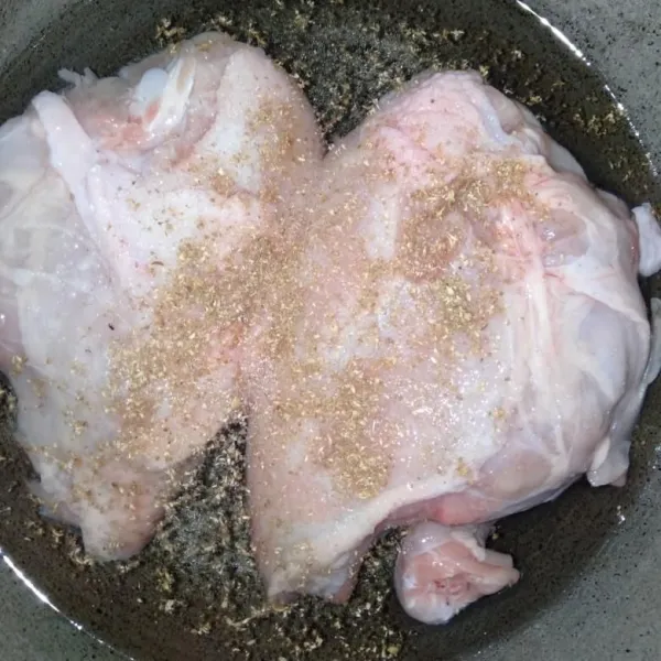 Rebus ayam hingga empuk dan beri garam dan merica bubuk secukupnya.