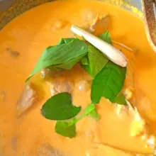 Lalu masukkan serai yang sudah digeprek, daun salam, daun kunyit, dan daun jeruk. Aduk pelan masak dengan api sedang.