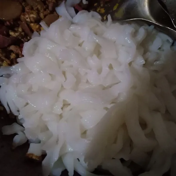 Masukkan mie kwetiau, aduk rata.