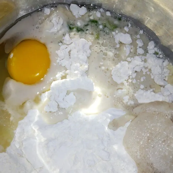 Campurkan tepung terigu, telur, daun bawang, gula pasir, garam, dan biang hingga kalis. Kemudian tambahkan mentega sesendok demi sesendok sambil terus diuleni hingga adonan semakin kenyal.