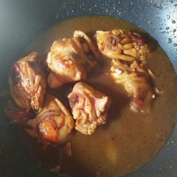 Kasih air secukupnya dan kecap, lalu tunggu sampai kuah kering dan bumbu meresap.