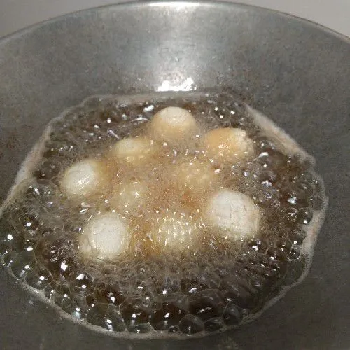 Panaskan minyak goreng, bentuk tahu menjadi bulat-bulat goreng hingga coklat keemasan. Tiriskan dan sajikan tahu bulat selagi hangat.