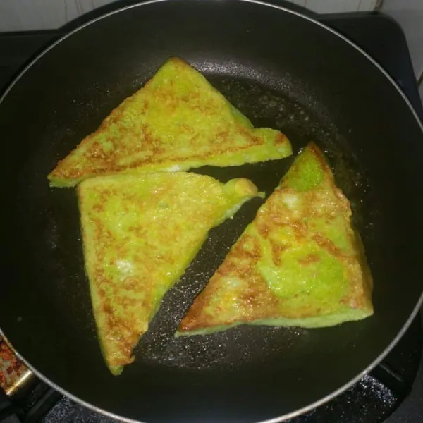 Balik sesekali ketika bagian bawah sudah berwarna coklat, angkat sajikan.